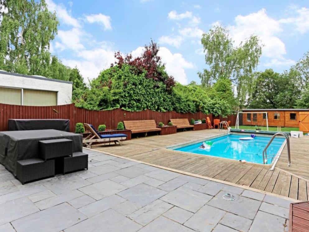 Edgwarebury Lane, Edgware